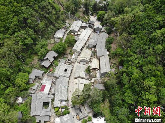 图为5月2日，航拍贵州省安顺市云山屯一隅。石小杰 摄