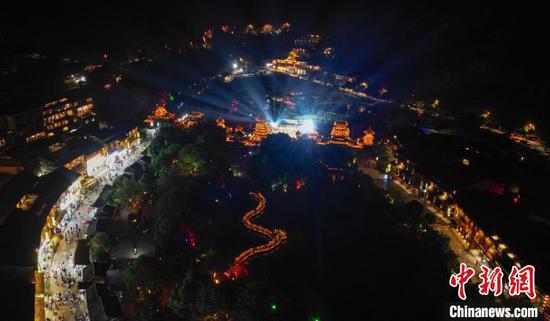 图为游客在肇兴侗寨游玩。卢忠南 摄