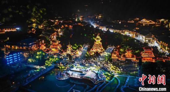 图为侗族民众在肇兴侗寨为游客演唱侗族大歌。卢忠南 摄