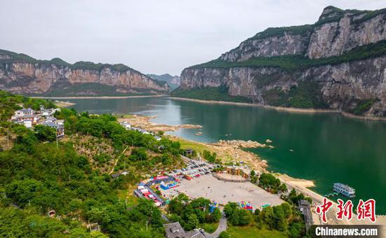 图为游客在乌江源百里画廊游玩(无人机照片)。史开心 摄