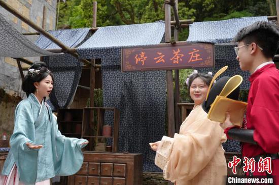 图为游客在云峰屯堡景区体验“大明军屯·云峰奇遇明朝沉浸式剧本杀”活动。石小杰 摄