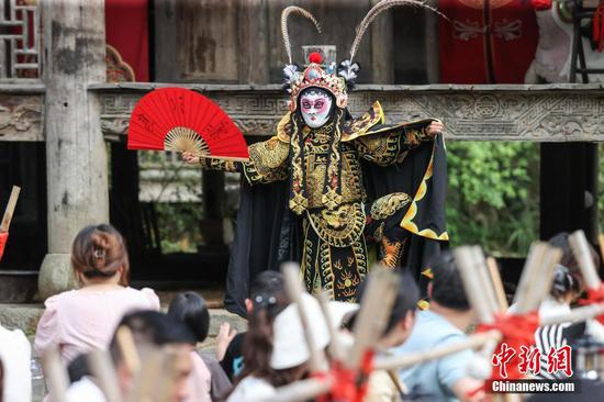 5月2日,乌江寨景区的川剧变脸表演吸引游客观看。 5月2日,乌江寨景区的川剧变脸表演吸引游客观看。