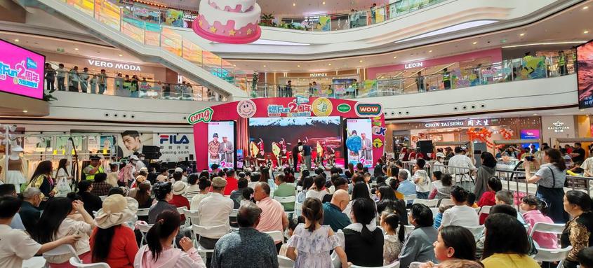 5月1日,喀什东城某商场“五一”促消费燃FUN2周年火热进行中。方礼摄
5月1日,喀什东城某商场“五一”促消费燃FUN2周年火热进行中。方礼摄