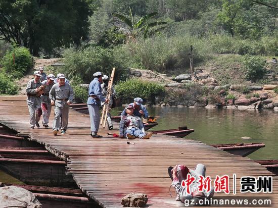 渡河场景激战演绎,还原革命艰辛。谢永恒 摄 渡河场景激战演绎,还原革命艰辛。谢永恒 摄