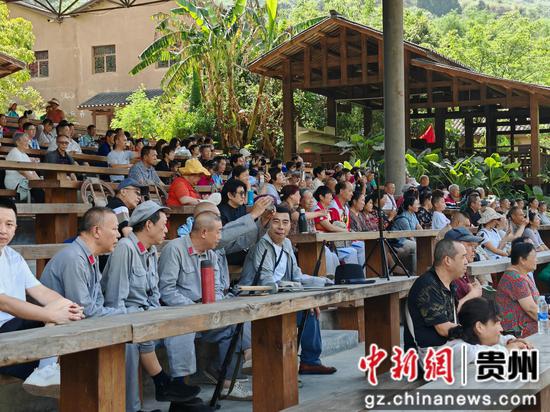 游客齐聚,专注观看红色情景表演。谢永恒 摄 游客齐聚,专注观看红色情景表演。谢永恒 摄