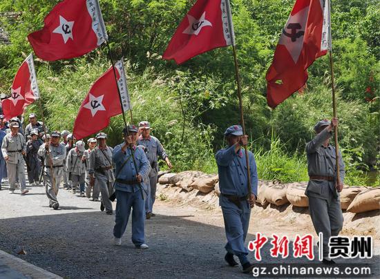 红军装扮队伍举旗行进,重走长征路。(、谢永恒 摄 红军装扮队伍举旗行进,重走长征路。(、谢永恒 摄