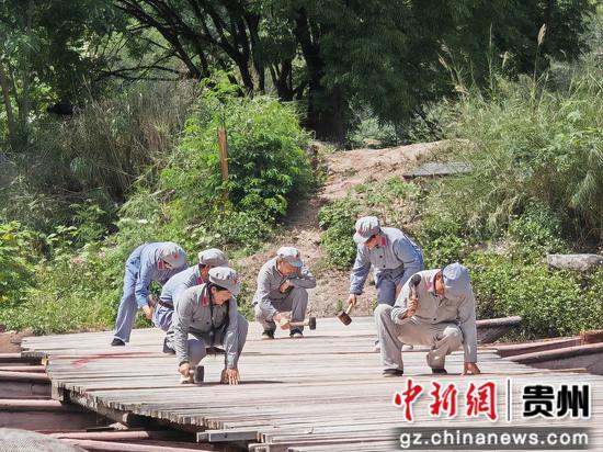演员模拟搭建场景,再现长征一幕。谢永恒 摄 演员模拟搭建场景,再现长征一幕。谢永恒 摄