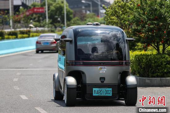 5月4日,无人驾驶巴士行驶在贵州省贵安新区道路上。 中新社记者 瞿宏伦 摄 5月4日,无人驾驶巴士行驶在贵州省贵安新区道路上。 中新社记者 瞿宏伦 摄