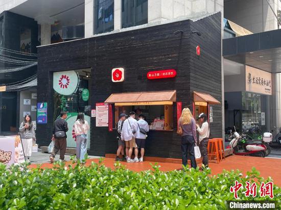 “五一”假期门店吸引顾客。蒲文思 摄 “五一”假期门店吸引顾客。蒲文思 摄
