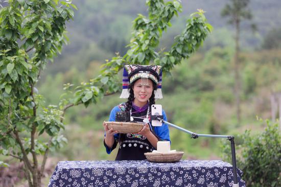 ↑ 4月25日，陈星星在下院村直播推介豆腐。新华社发（袁福洪摄）