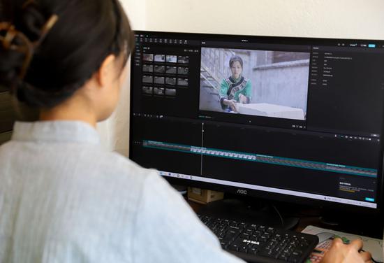 ↑ 4月19日，陈星星在下院村剪辑制作灰豆腐短视频。