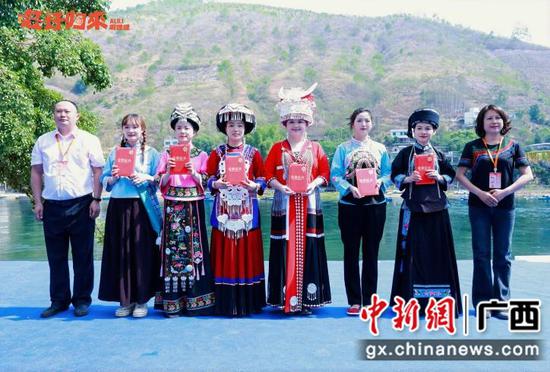为隆林推广大使颁发聘书。