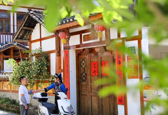 ↑ 4月19日，陈星星在下院村给村民送豆腐。