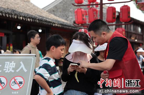 近日,身穿红马甲的青年志愿者在慈城镇开展志愿服务。(慈城镇官方供图) 近日,身穿红马甲的青年志愿者在慈城镇开展志愿服务。(慈城镇官方供图)