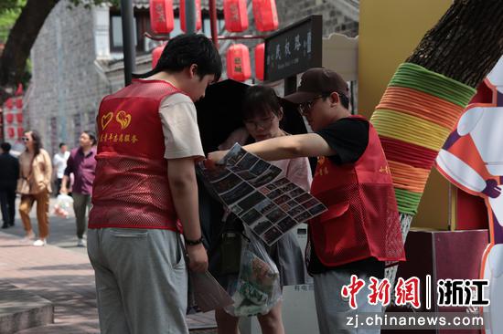 近日,两位身穿红马甲的青年志愿者在慈城镇开展志愿服务。(慈城镇官方供图) 近日,两位身穿红马甲的青年志愿者在慈城镇开展志愿服务。(慈城镇官方供图)