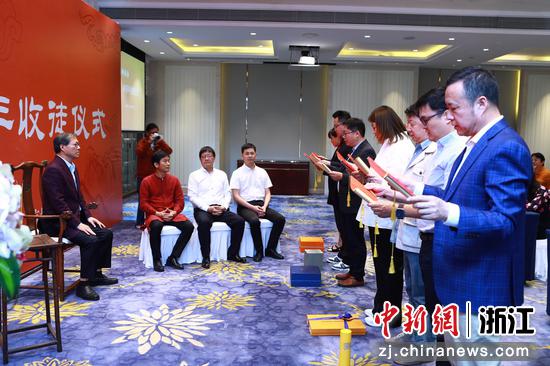 收徒仪式现场。主办方供图 收徒仪式现场。主办方供图