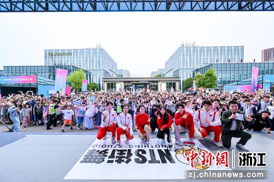 体育冠军亮相活动现场。 临平区委宣传部供图 体育冠军亮相活动现场。 临平区委宣传部供图