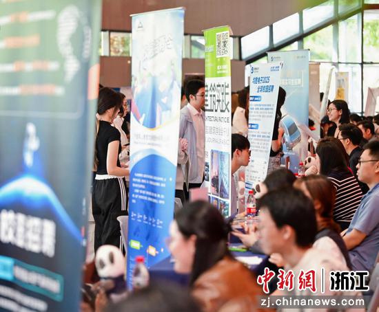 近日，2025年暑期实习生项目签约仪式暨春季招聘会现场。（宁波诺丁汉大学供图）
