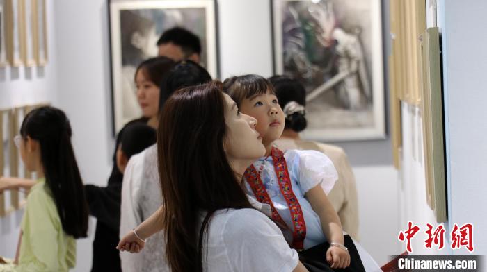5月1日,“天生艺术家”美术展在乌鲁木齐市启幕,500余幅涵盖油画、国画等多元形式的作品,展现乌鲁木齐市青少年对美的追求。此次美术展将持续至5月3日。王小军 摄 5月1日,“天生艺术家”美术展在乌鲁木齐市启幕,500余幅涵盖油画、国画等多元形式的作品,展现乌鲁木齐市青少年对美的追求。此次美术展将持续至5月3日。王小军 摄