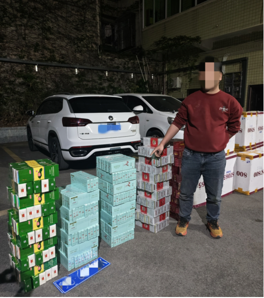 图为查获的涉案卷烟及套牌车牌。夏鑫 摄