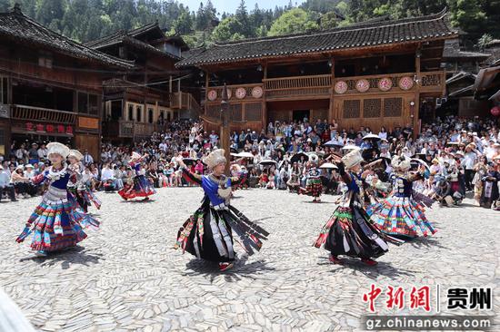 图为郎德苗寨歌舞表演 图为郎德苗寨歌舞表演