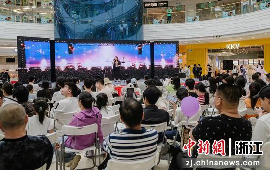 “五一”假期,浙江龙湾,商场歌友会现场。 (龙湾区官方 供图) “五一”假期,浙江龙湾,商场歌友会现场。 (龙湾区官方 供图)