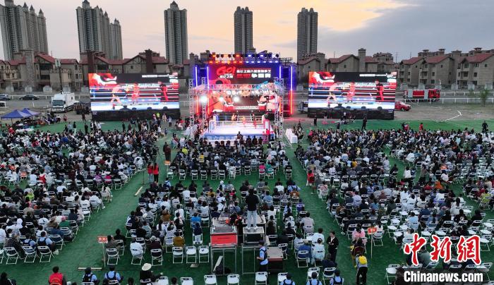 为期两天的《昆仑之巅》六国国际拳王争霸赛5月1日在新疆五家渠市开赛。比赛吸引中国、摩洛哥、印度、塞内加尔、泰国、意大利6个国家的28位搏击高手参赛，赛事涵盖多个重量级与性别组别。图为比赛现场。李华北 摄