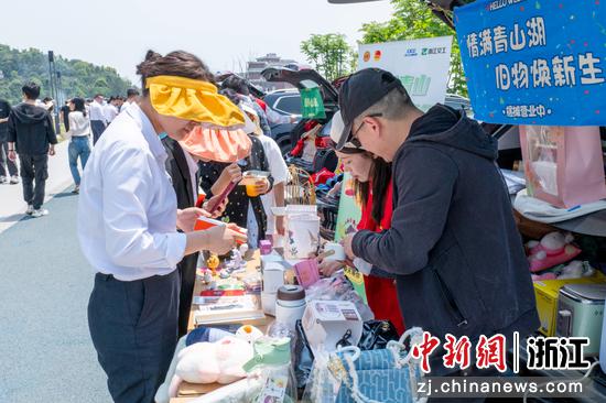 青年创意义卖市集“旧物焕新活”专区。浙江交工 供图 青年创意义卖市集“旧物焕新活”专区。浙江交工 供图