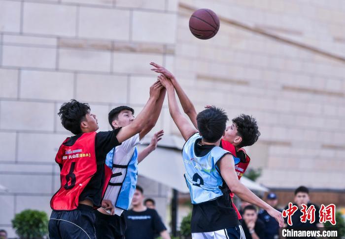 乌鲁木齐：3V3街头篮球联赛（街BA）举办