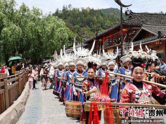 图为西江千户苗寨民族文化巡游 图为西江千户苗寨民族文化巡游