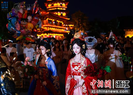 “五一”假期期间,汉服团队巡游现场。 (主办方供图) “五一”假期期间,汉服团队巡游现场。 (主办方供图)