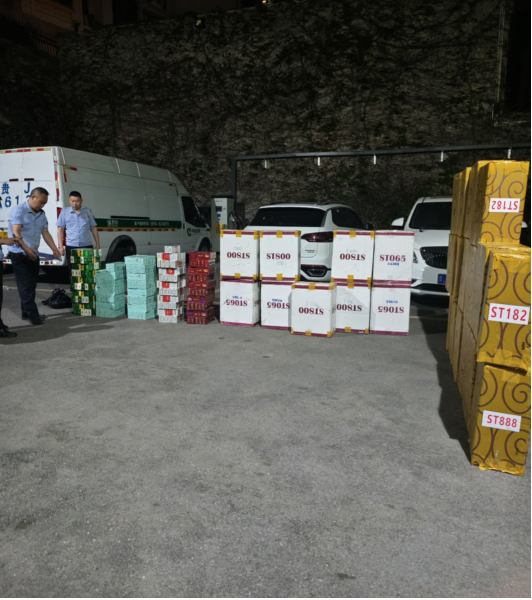 图为执法人员清点涉案卷烟。夏鑫 摄