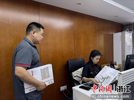 近日，快递员揽件现场。 （浙江省文化广电和旅游厅供图）