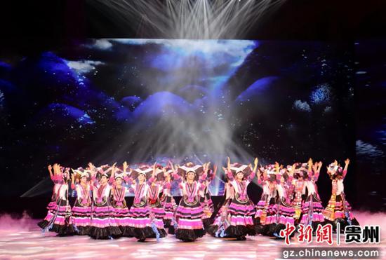 图为仪式现场舞蹈表演。雷萌 摄 图为仪式现场舞蹈表演。雷萌 摄