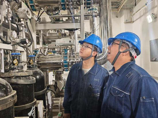 国网新疆超高压分公司员工在巴里坤换流站开展阀冷系统阀门检查工作。马文兵 摄 国网新疆超高压分公司员工在巴里坤换流站开展阀冷系统阀门检查工作。马文兵 摄