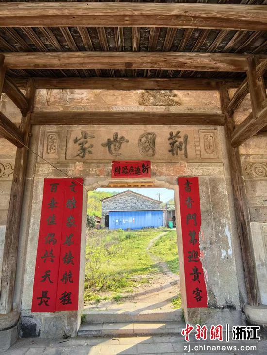 月塘村的“荆国世家”门楼 作者供图