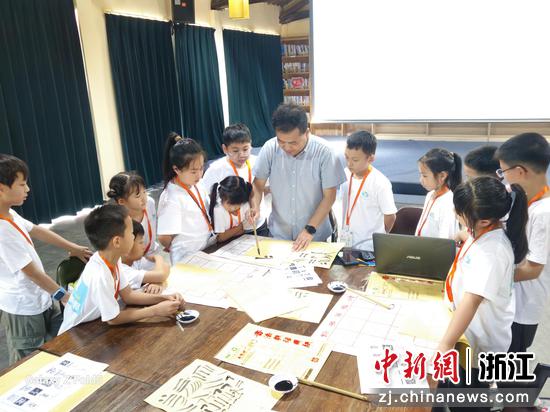 文化特派员胡迪权为村里的孩子们上课。湖州市委宣传部供图