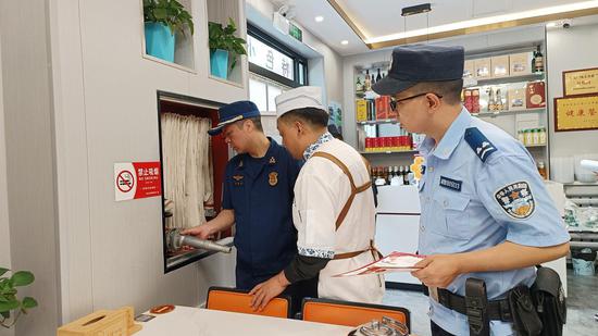 搜检组测试饭店室内消水栓无缺环境 刘晓卫 摄