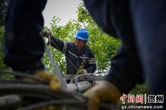 在黔南布依族苗族自治州独山县，南方电网贵州都匀独山供电局工作人员对受损线路进行抢修复电，全力保障电网安全稳定运行。吴吉 摄