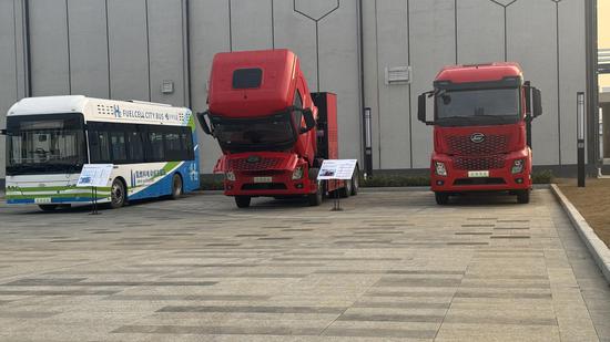 贵州美锦华宇新能源有限公司门口摆放的氢能重卡和氢能公交车。