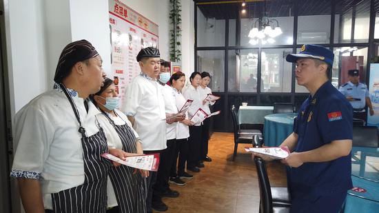 消防监督员对饭陪计工展开里扑里消防培训 刘晓卫 摄