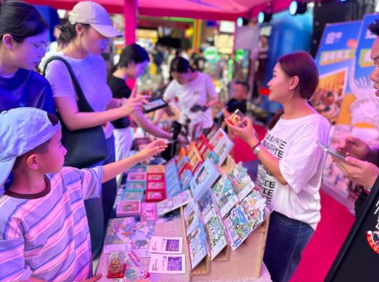 游客购买“贵系列”产品 游客购买“贵系列”产品