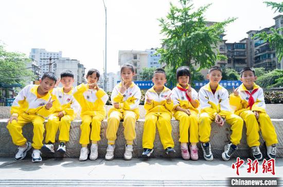 活动结束后，每个同学都获得“小小推荐官”的纪念徽章，图为部分同学合影留念。唐哲摄