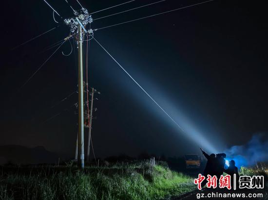 在黔南布依族苗族自治州龙里县，南方电网贵州都匀龙里供电局工作人员连夜对受损线路开展抢修。钟悦 摄