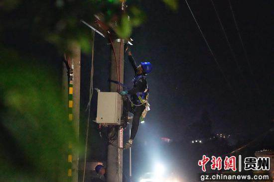 南方电网贵州都匀独山供电局工作人员对受损线路进行抢修。吴吉 摄