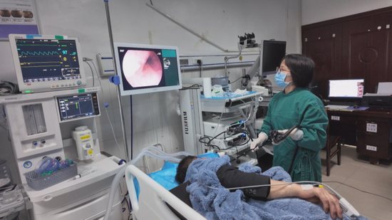 贵州省黔西市人民医院消化内科医生罗光艳为患者检查身体