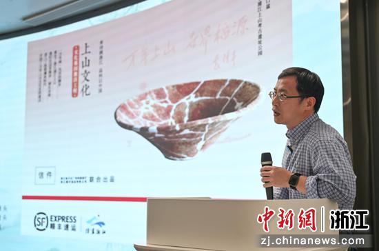 图为:浙江省文化基因激活工程专家组组长徐立望介绍文件封的文化内容。中新社记者 王刚 摄