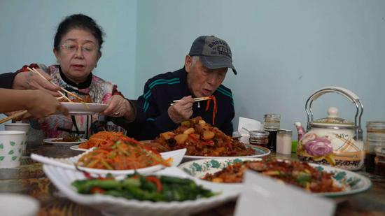 正在就餐的老人
