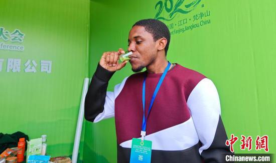 图为参会嘉宾在活动现场品尝抹茶。周燕玲 摄 图为参会嘉宾在活动现场品尝抹茶。周燕玲 摄