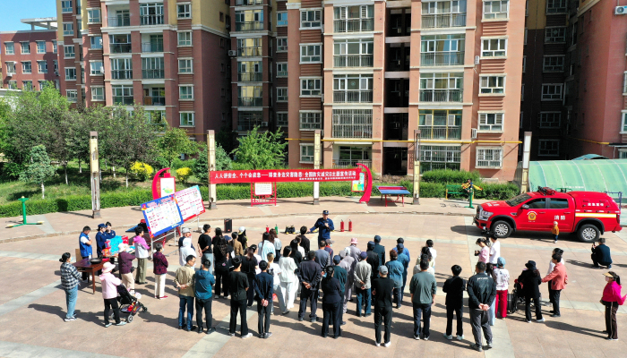 图为航拍消防人员为群众讲解消防安全知识。 洪文乐 摄 图为航拍消防人员为群众讲解消防安全知识。 洪文乐 摄